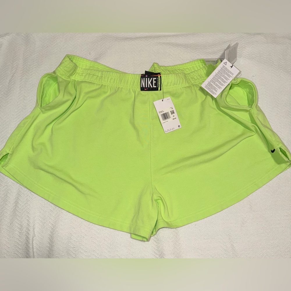 NWT Nike Just Do It Women’s Plus Size Shorts Size 2X standard Fit Green .